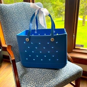 You will love this XL Bogg Bag! 💙 Perfect for Beach/Pool Days! Like New!💙